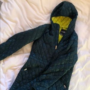 North Face medium length light puffy coat